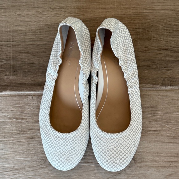 Vionic 8 1/2 Alexa white lizard snake ballet flats - Picture 1 of 8